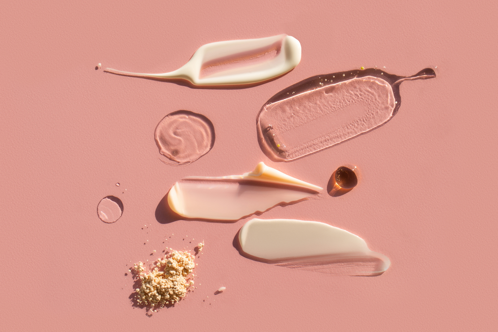 Die serums met aktiewe bestanddele waaroor skoonheidsredakteurs dol is
