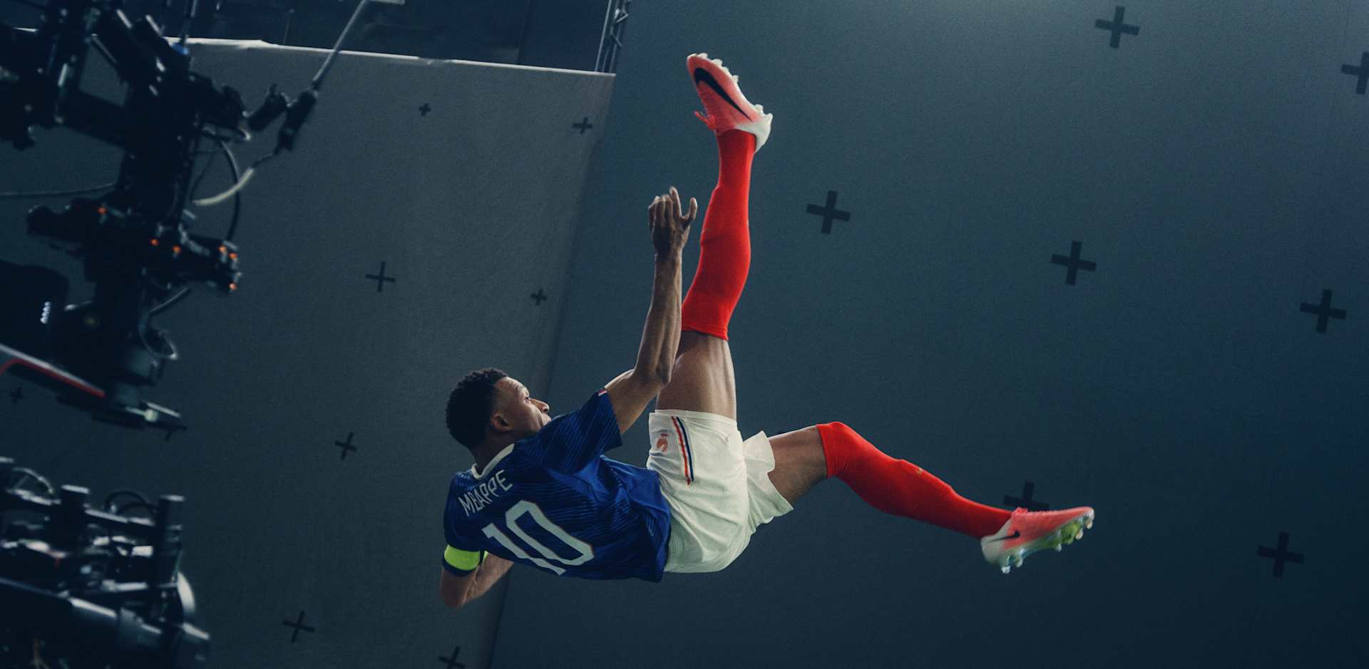 Waarom Mbappé 70 minute van ’n Wêreldbeker-stryd stap – en die sokkerstewels agter sy plofkrag